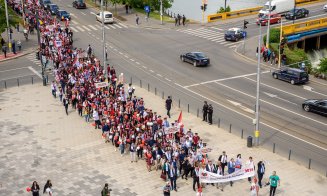 Studenţii "s-au bătut" cu culori în centrul Clujului. O companie dă 1 euro pentru fiecare participant, banii merg către SMURD