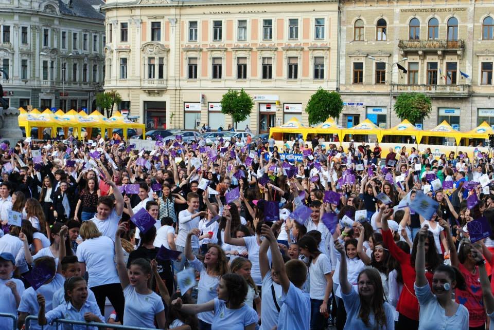 Un nou record la Cluj? Concert atipic cu 1.000 de elevi şi tuburi de percuţie