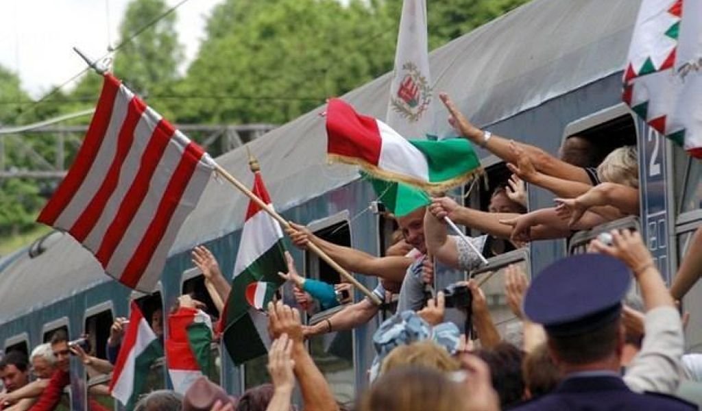 Pelerinii maghiari, aflați în drum spre Șumuleu Ciuc, aşteptaţi de autoritățile clujene cu imnul Ungariei