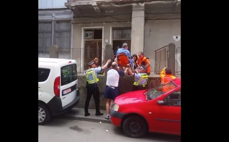 O dubă de la Festivalul Culinar Zilele Clujului a blocat intervenţia unei salvări: "Un om a făcut infarct şi medicul a trebuit să sară gardul"
