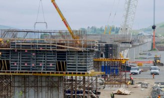 Spectaculos! "Monstrul" de 600 tone se pregăteşe de instalarea grinzilor peste Someş