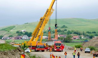 Spectaculos! "Monstrul" de 600 tone se pregăteşe de instalarea grinzilor peste Someş