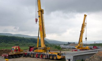 Spectaculos! "Monstrul" de 600 tone se pregăteşe de instalarea grinzilor peste Someş