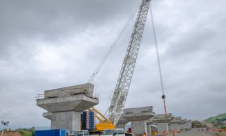 Spectaculos! "Monstrul" de 600 tone se pregăteşe de instalarea grinzilor peste Someş