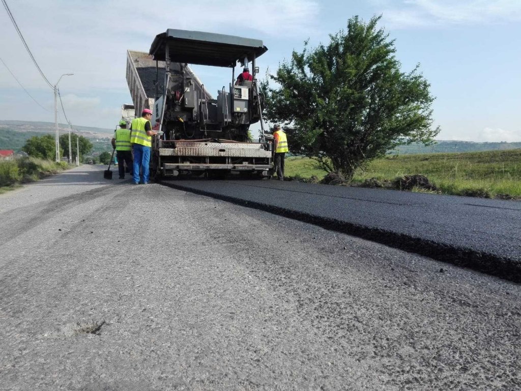 Se toarnă asfalt pe drumul spre Cheile Turzii