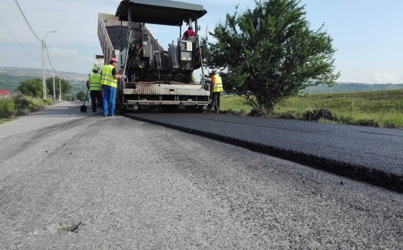 Se toarnă asfalt pe drumul spre Cheile Turzii