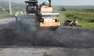 Se toarnă asfalt pe drumul spre Cheile Turzii. Lucrările, pe un sector de aproape 4km