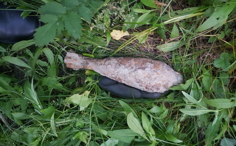 La un pas de tragedie! Proiectil neexplodat, găsit de un grup de copii din Cluj. Micuţii l-au mutat din poziția inițială