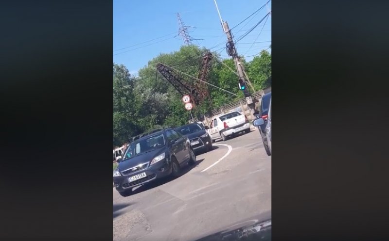 Nimeni nu respectă semaforul de pe podul Porţelanului