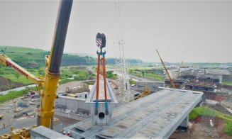 Imagini spectaculoase, din dronă, cu instalarea grinzilor pe podul Gilău. Cât vor dura lucrările