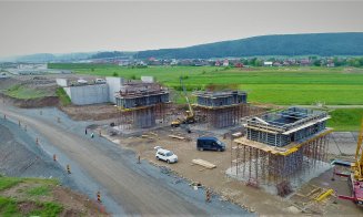 Imagini spectaculoase, din dronă, cu instalarea grinzilor pe podul Gilău. Cât vor dura lucrările