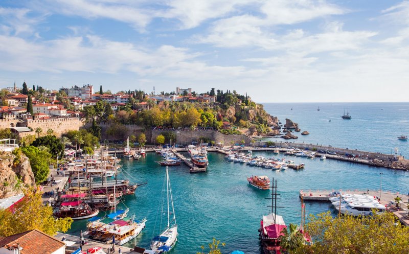 Destinaţii preferate de români în vara lui 2018. Cât costă o vacanţă în Spania, Turcia sau Grecia