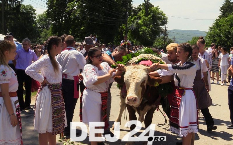 Tradiţii de Rusalii. Fetele nemăritate din Mănăstirea au participat la ”Împănatul boului”