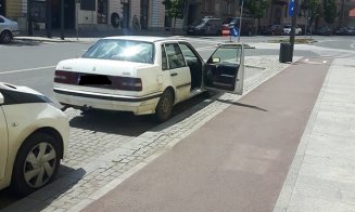Maşină abandonată în centrul Clujului, cazare pentru persoanele fără adăpost