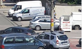 Carambol pe strada Bucureşti. Trei răniţi