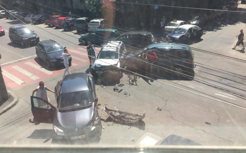 Carambol pe strada Bucureşti. Trei răniţi