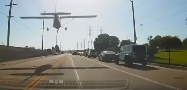 Imagini șocante. Aterizare de urgență a unui avion pe o șosea din Los Angeles