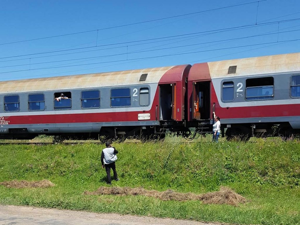 Un tren plecat din Cluj spre București, cu sute de pasageri în el, a rămas blocat în mijlocul câmpului