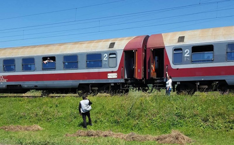 Un tren plecat din Cluj spre București, cu sute de pasageri în el, a rămas blocat în mijlocul câmpului