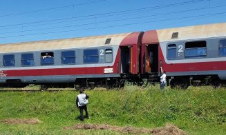 Un tren plecat din Cluj spre București, cu sute de pasageri în el, a rămas blocat în mijlocul câmpului