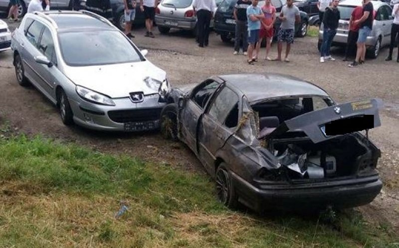 Accident cu 5 răniţi la Cluj, provocat de un tânăr beat şi care nu avea permis. A plonjat de pe podul Ira într-o parcare