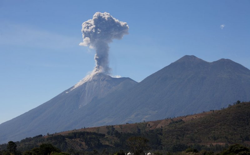 IMAGINI SPECTACULOASE – Vulcanul Fuego din Guatemala, cea mai violentă erupţie din ultimii 40 de ani. Zeci de morți și sute de răniți