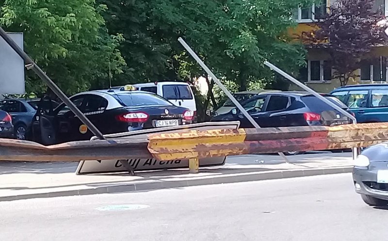 Panou dărâmat de camion în sensul de pe Tăietura Turcului: "A accelerat fără nicio jenă, panoul era să cadă pe maşinile parcate"