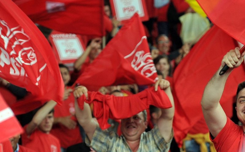 Ce se poartă la mitingul PSD: Haine albe sau costume populare şi lanterne "mici" sau telefoane mobile