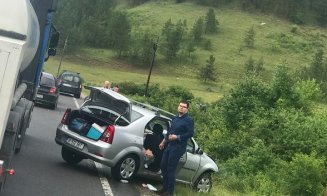 Viteza a băgat patru persoane în spital. O maşină s-a răsturnat în afara şoselei