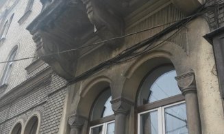 Ne cade Clujul în cap. O bucată dintr-un balcon s-a prăbușit într-o stație supraaglomerată