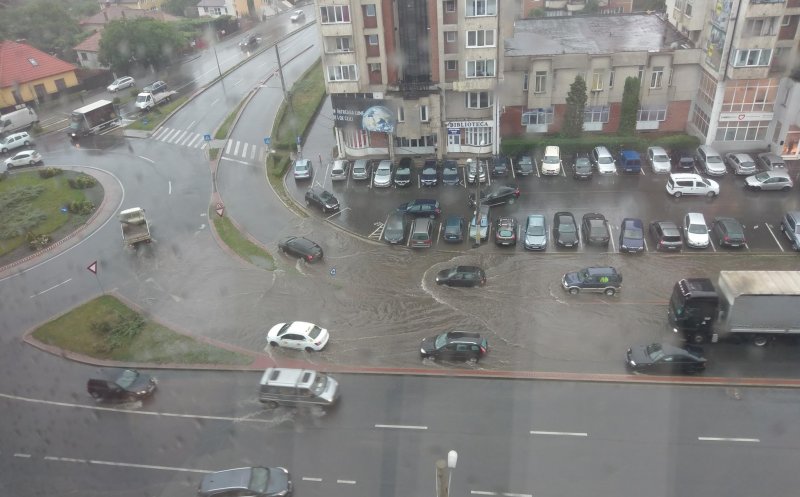 Clujul inundat. Bălţi imense în Zorilor, Mănăştur şi pe variante ce leagă cele două cartiere