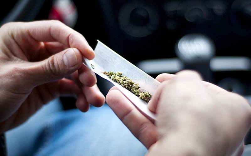 Percheziţii în Bistriţa şi Cluj într-un dosar de  trafic de droguri. 12 persoane, reţinute