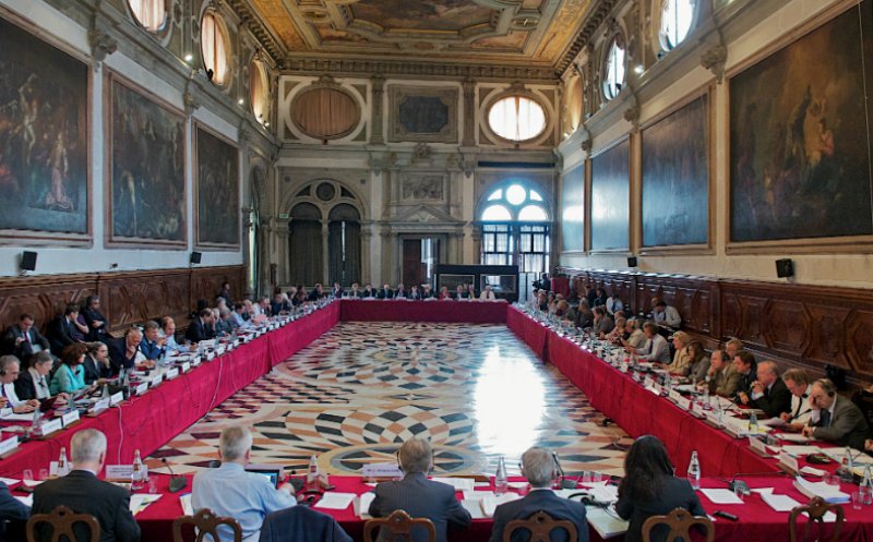 O delegaţie a Comisiei de la Veneţia va veni, luni, la Bucureşti, pentru a analiza Legile Justiţiei