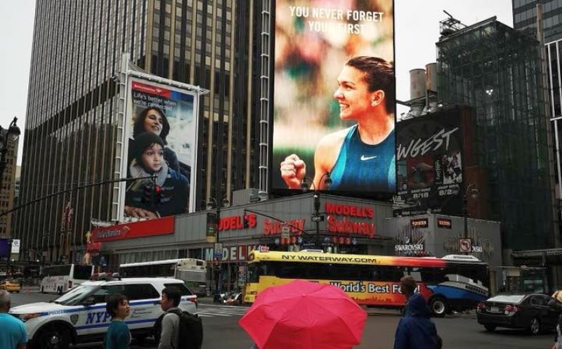 Nike a pus imaginea Simonei Halep pe o clădire din centrul New York-ului