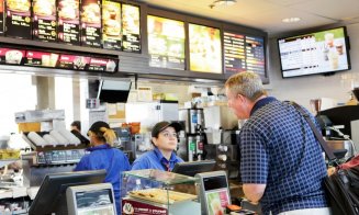 Fast-food-urile din Cluj umblă la salarii. Cât plătește McDonald's unui începător