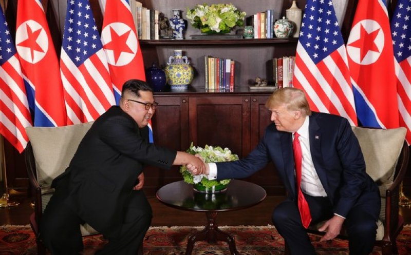 Summit istoric. Donald Trump-Kim şi Jong-un au dat mâna în Singapore