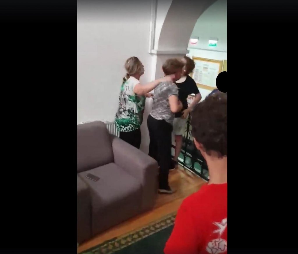 Eleva bătută la Liceul pentru Deficienţi de Auz din Cluj. Copiii, obligaţi să nu mai filmeze în şcoală
