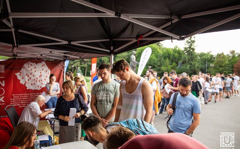 Bilete gratis la Untold și Neversea dacă donezi sânge. Studenţii vin în număr mare să doneze sânge în Parcul Herăstrău