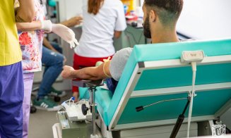 Bilete gratis la Untold și Neversea dacă donezi sânge. Studenţii vin în număr mare să doneze sânge în Parcul Herăstrău