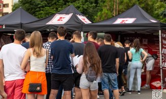 Bilete gratis la Untold și Neversea dacă donezi sânge. Studenţii vin în număr mare să doneze sânge în Parcul Herăstrău
