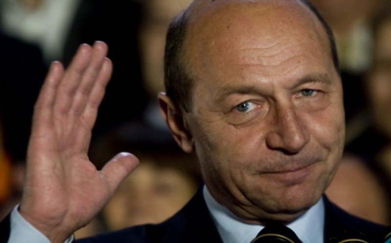 Traian Băsescu a primit, sâmbătă, titlul de preşedinte de onoare al PMP