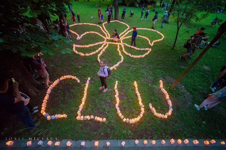 Festivalul luminii. Mii de lumânări aprinse pe aleile din Parcul Central din Cluj