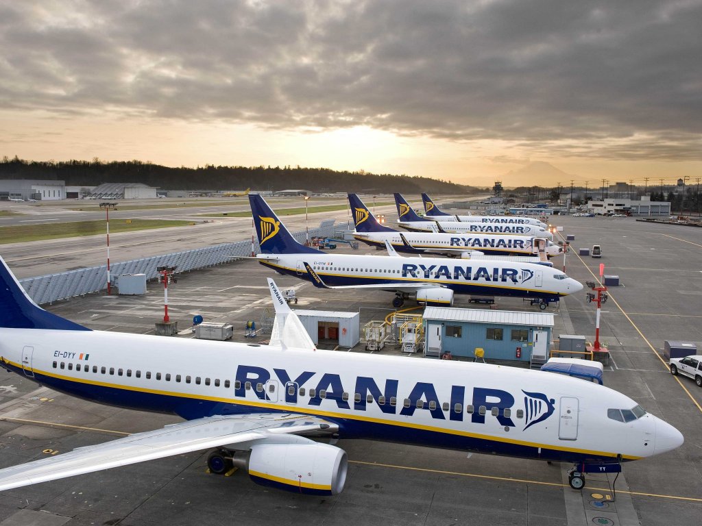 Ryanair gestionează mai bine cursele din România decât cele globale. Top companii și aeroporturi