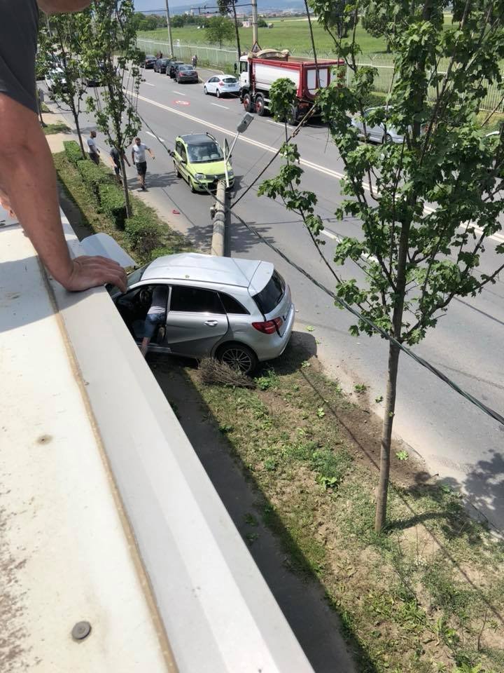 Accident grav în zona aeroportului. O mașină, la un pas să fie strivită de stălpul prăbușit în urma impactului cu un bolid