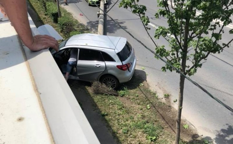 Accident grav în zona aeroportului. O mașină, la un pas să fie strivită de stălpul prăbușit în urma impactului cu un bolid