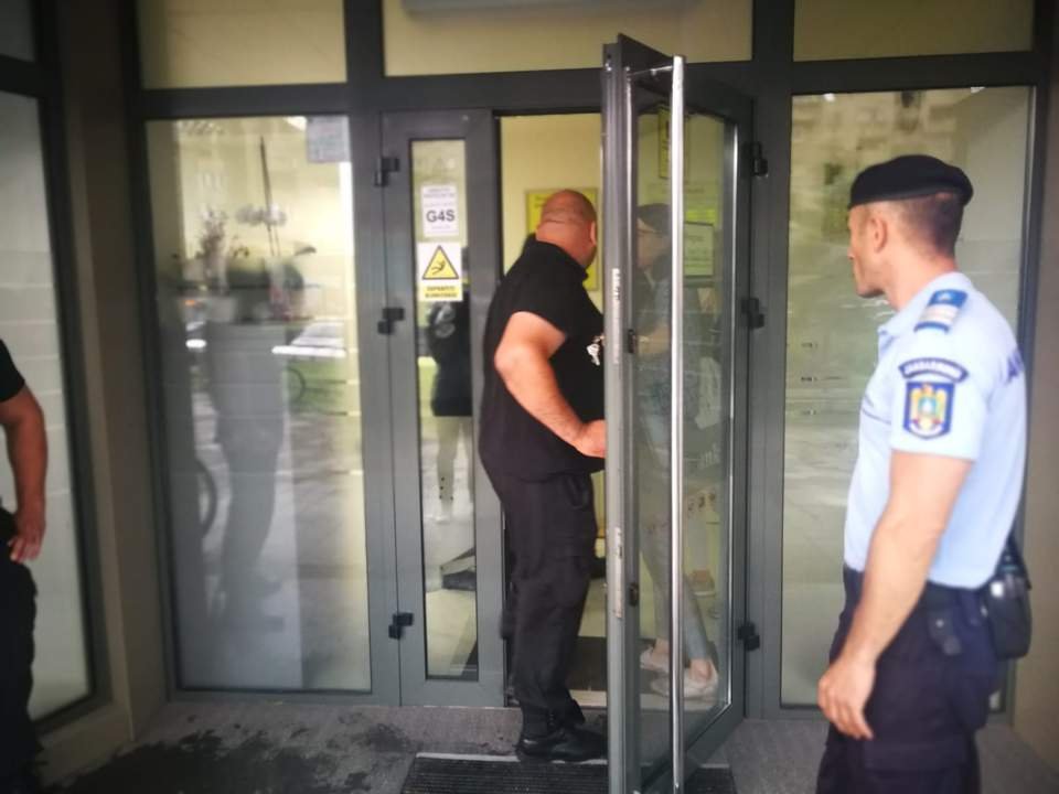 Încă un jaf la o bancă din Cluj! A ameninţat cu pistolul, dar a fugit fără bani