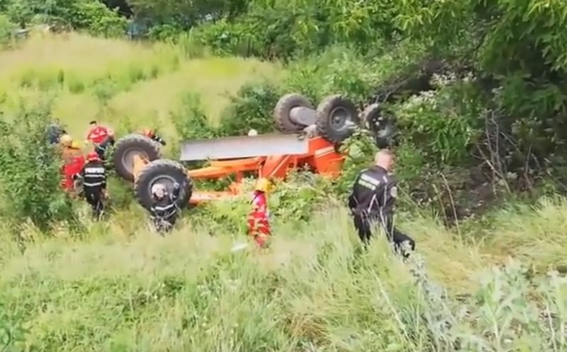 S-a răsturnat cu un utilaj pe o pantă abruptă de pe Frunzişului. A rămas încarcerat