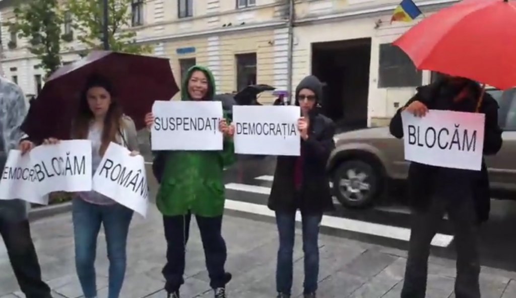 Protest pe ploaie la Cluj! Au blocat o stradă aglomerată din centrul oraşului: "Suspendaţi democraţia? Blocăm România!"