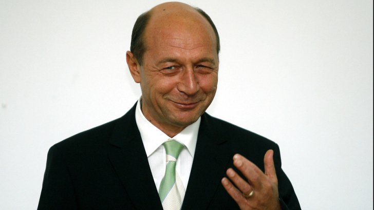 Basescu, presedinte onoare PMP: "Daţi-vă singuri Guvernul jos, voi puteţi să o faceţi, şi puneţi un Guvern cu care să nu ne fie ruşine în UE "