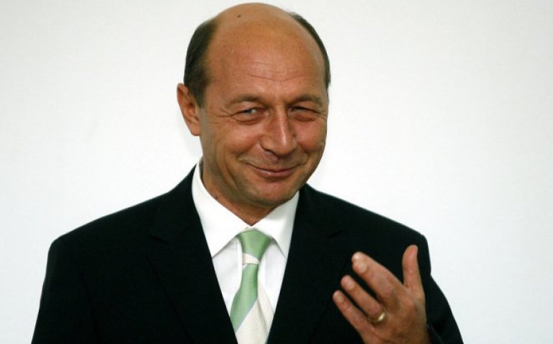 Basescu, presedinte onoare PMP: "Daţi-vă singuri Guvernul jos, voi puteţi să o faceţi, şi puneţi un Guvern cu care să nu ne fie ruşine în UE "